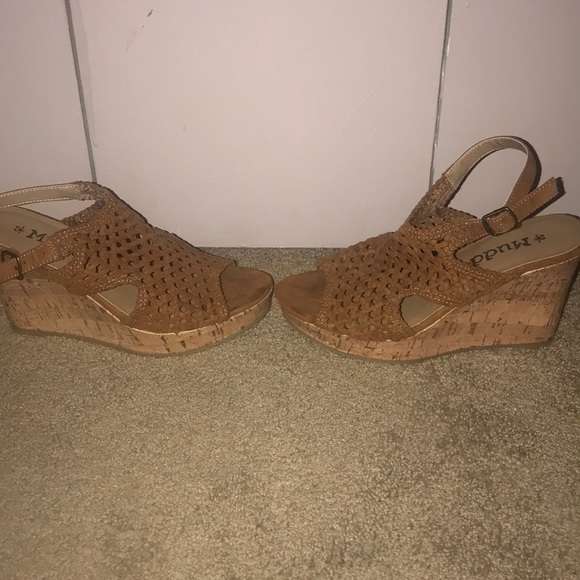 Mudd Brown Wedges - Picture 3 of 8